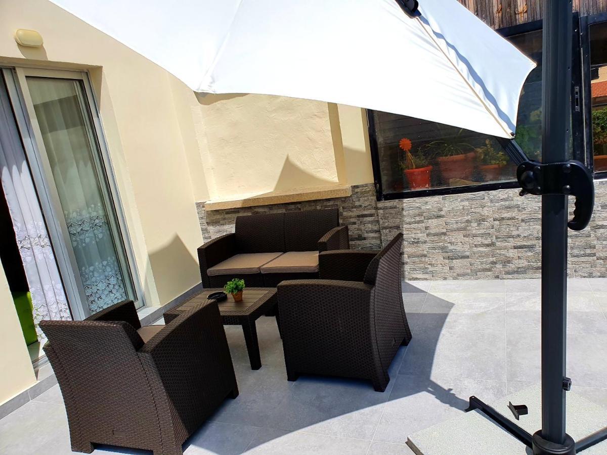 2 Bedroom Cozy Apartment Near Tourist Area, 200M From Sea Пафос Экстерьер фото