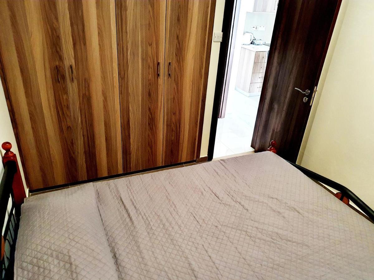 2 Bedroom Cozy Apartment Near Tourist Area, 200M From Sea Пафос Экстерьер фото