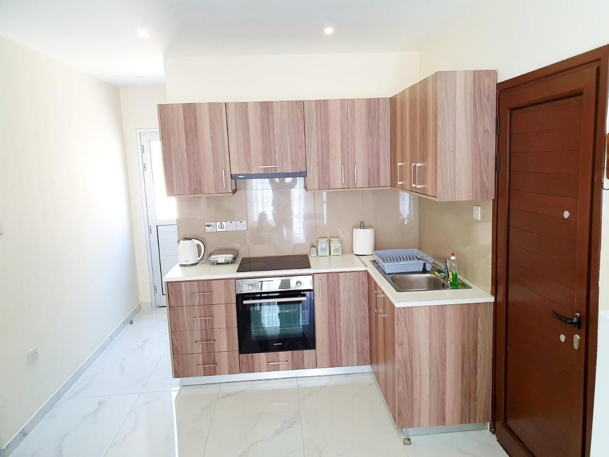 2 Bedroom Cozy Apartment Near Tourist Area, 200M From Sea Пафос Экстерьер фото